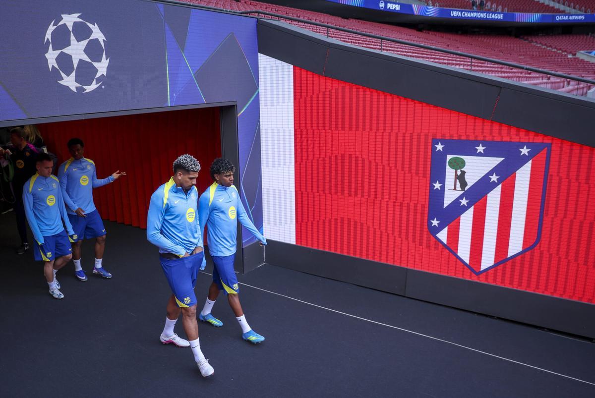 Ronald Araujo y Lamine Yamal encabezan la plantilla del Barça para entrar al césped del Metropolitano y realizara la sesión preparatoria.