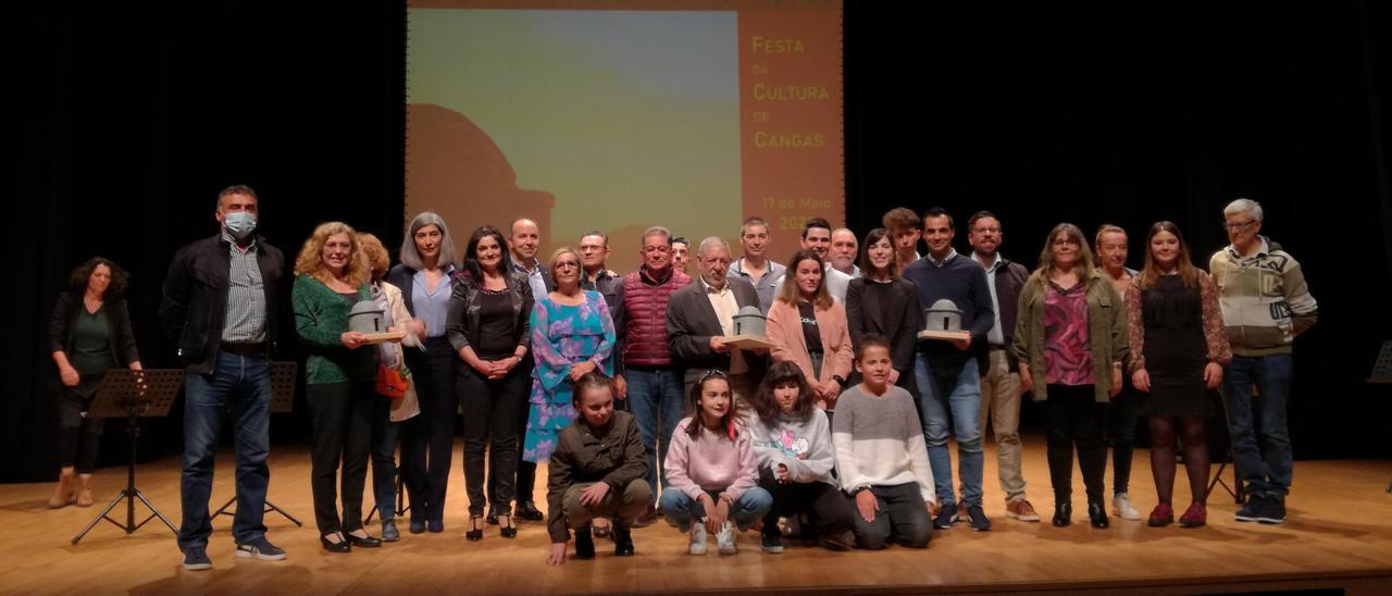 Autoridades e premiados comparten foto na Festa da Cultura celebrada onte no Auditorio Municipal Xosé Manuel Pazos Varela