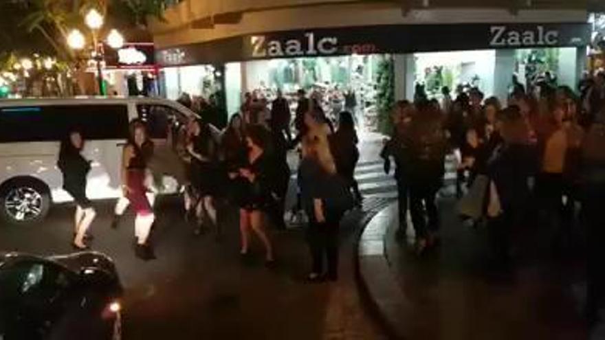 Zumba femenina en mitad de la calzada en Alicante