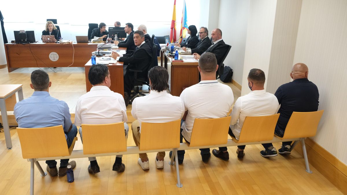 Los acusados en el juicio celebrado en Elche.