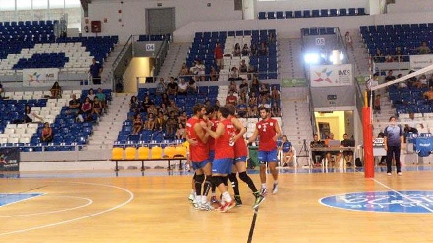 La escuadra de Vila celebra el triunfo en el primer parcial, en Son Moix.