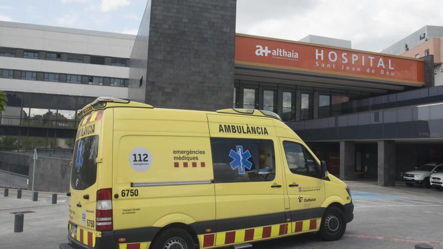 Una ambulància arriba a l&#039;hospital de Sant Joan de Déu