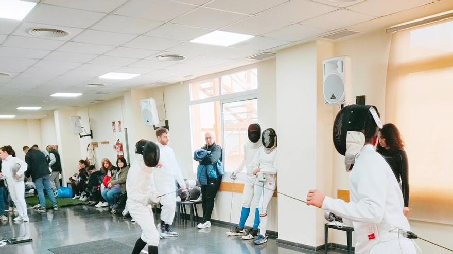 La esgrima invade el centro de mayores de Benetússer