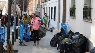 Una enorme grieta impide volver a su casa a los vecinos desalojados del bloque contiguo al derrumbado en febrero en Badalona