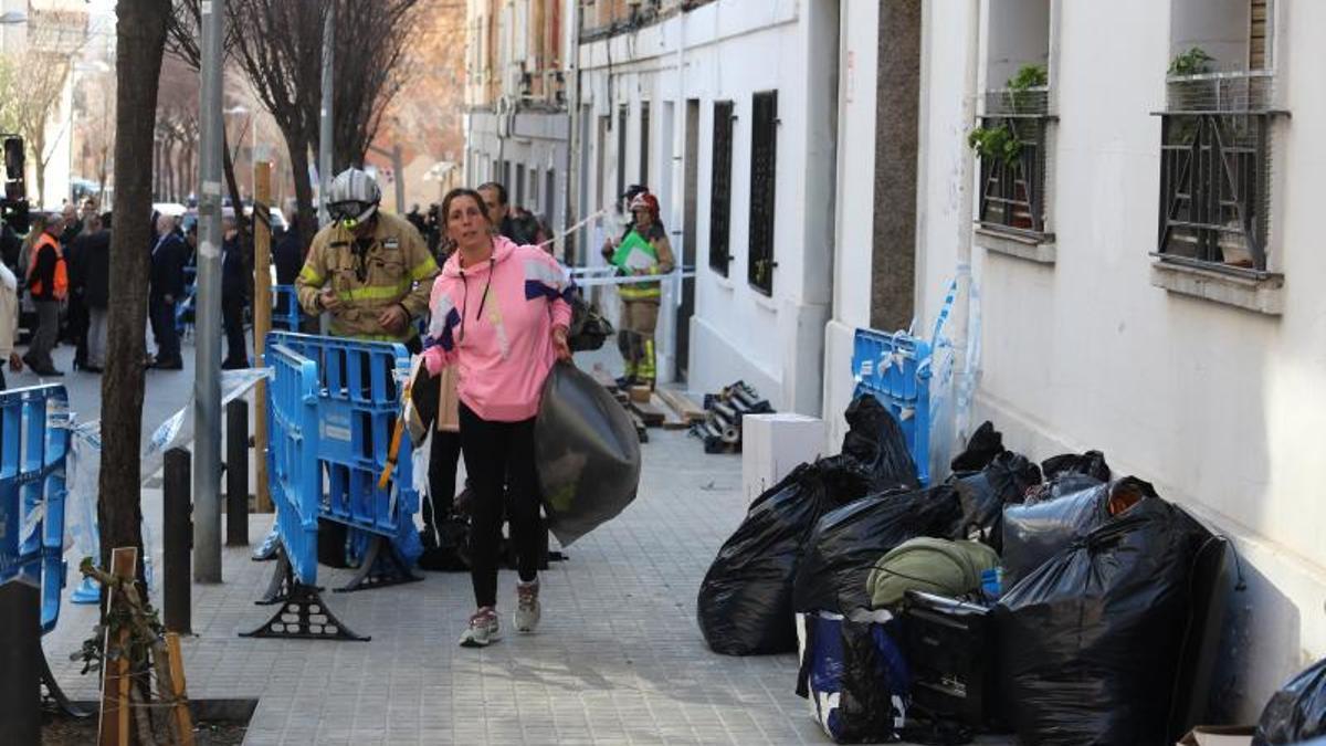 Evacuación de los vecinos del número 7 de la calle Canigó de Badalona, el 14 de febrero