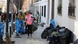 Imagen de la evacuación de los vecinos del número 7 de la calle Canigó de Badalona, el pasado miércoles.