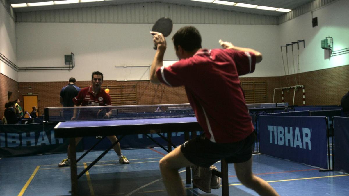 Un campeonato de tenis de mesa disputado en el polideportivo de La Carriona.
