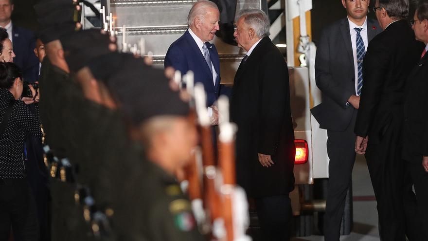 Biden saluda a López Obrador.