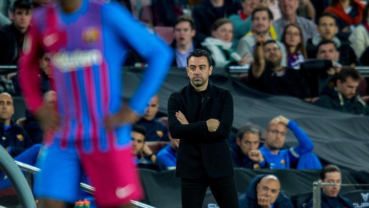 Xavi observa preocupado la primera parte del Barça-Rayo en el Camp Nou.