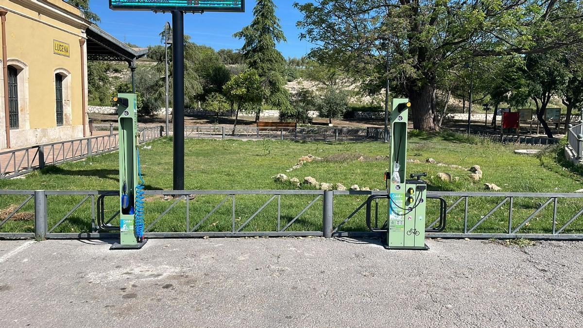 Punto de asistencia para bicicletas instslado en Lucena en plena Vía Verde de la Subbética.