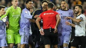 Los jugadores del Real Madrid cargan contra Gil Manzano tras la polémica final.
