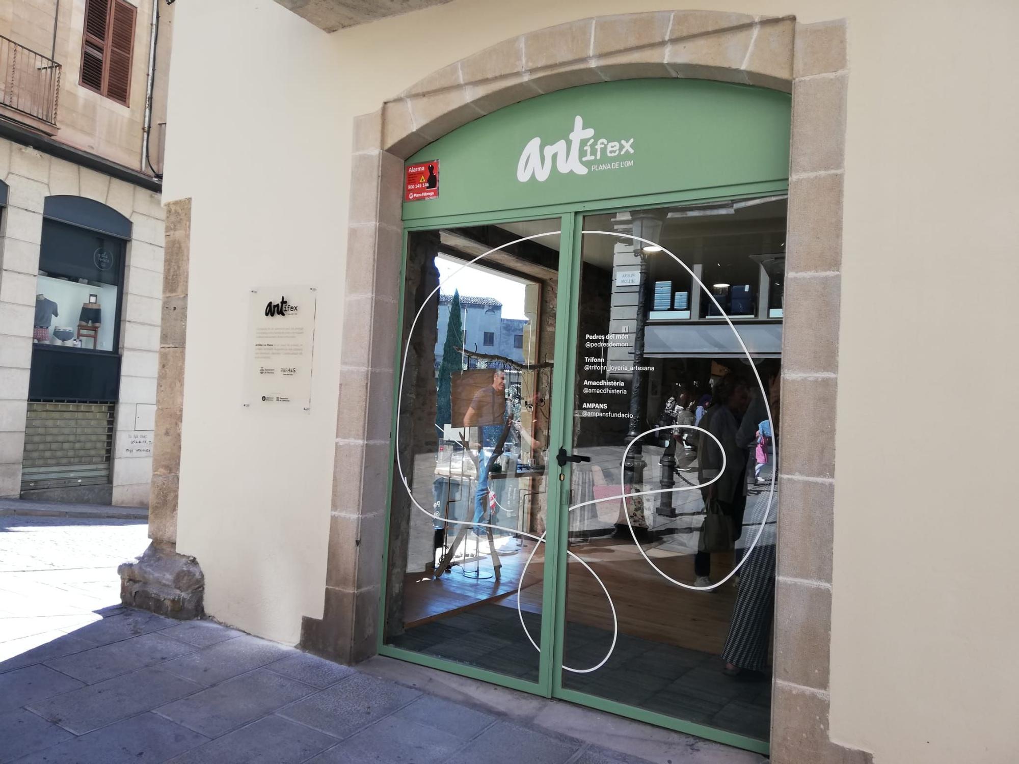 Obre portes a La Plana un nou local d'artesania amb tres artesanes compartint espai amb Ampans
