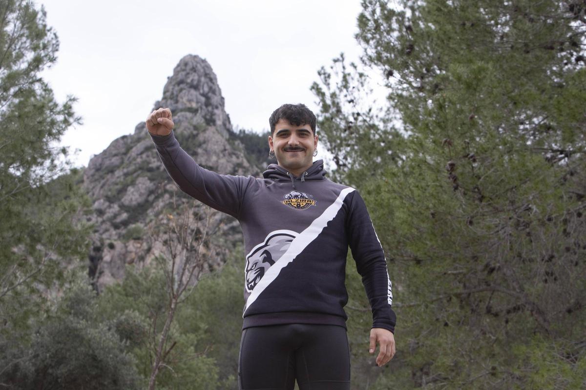 Rixi Barberà (@alegriadepoble) a los pies del Penyó, montaña emblemática de Vallada.