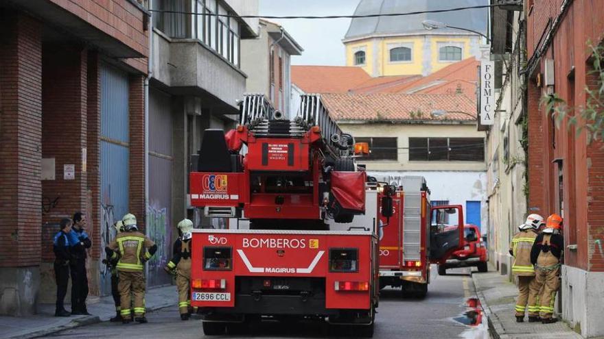 Los efectivos de bomberos, durante la intervención en Almacenes Industriales.