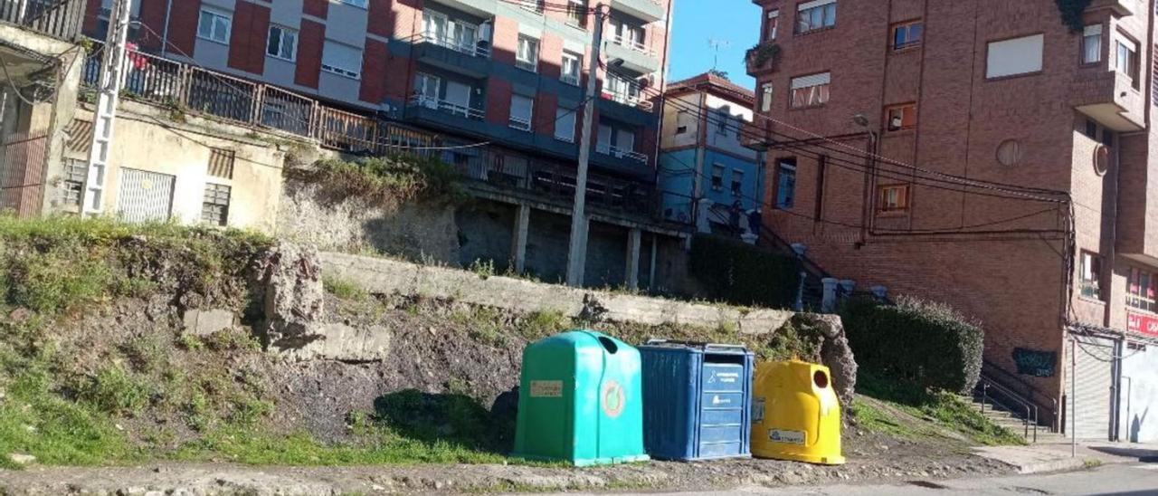 El solar y las escaleras que se utilizan en esta zona de Moreda. | L. C.