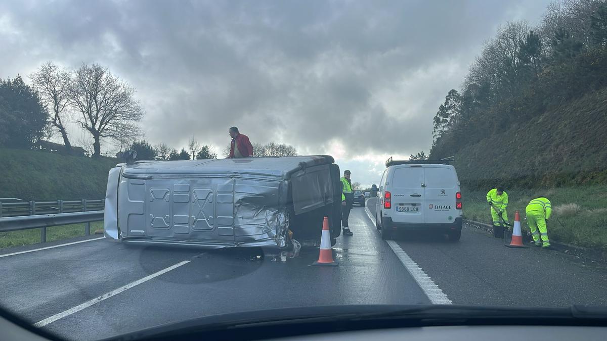 Furgoneta volcada en la AP_9 a la altura de Oroso