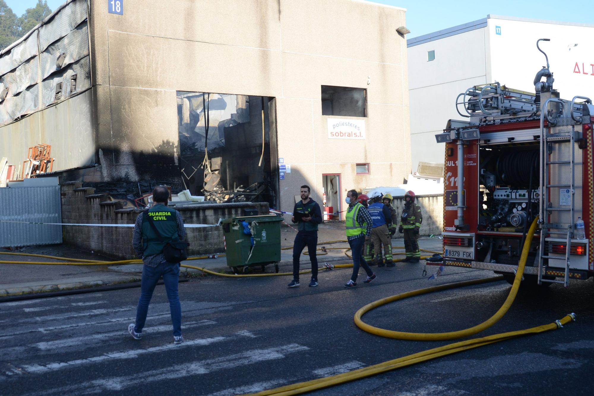 El incendio en una fábrica del polígono de Castiñeiras, en Bueu (I)