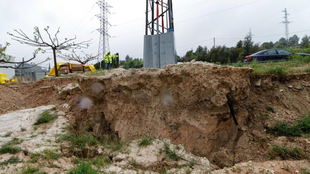 La humedad del terreno ha provocado un hundimiento del terreno en un poligono industrial de Alcoy.