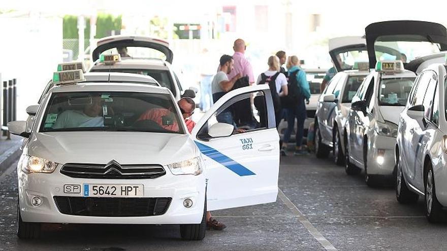 Varios taxis esperan la llegada de clientes en Málaga.