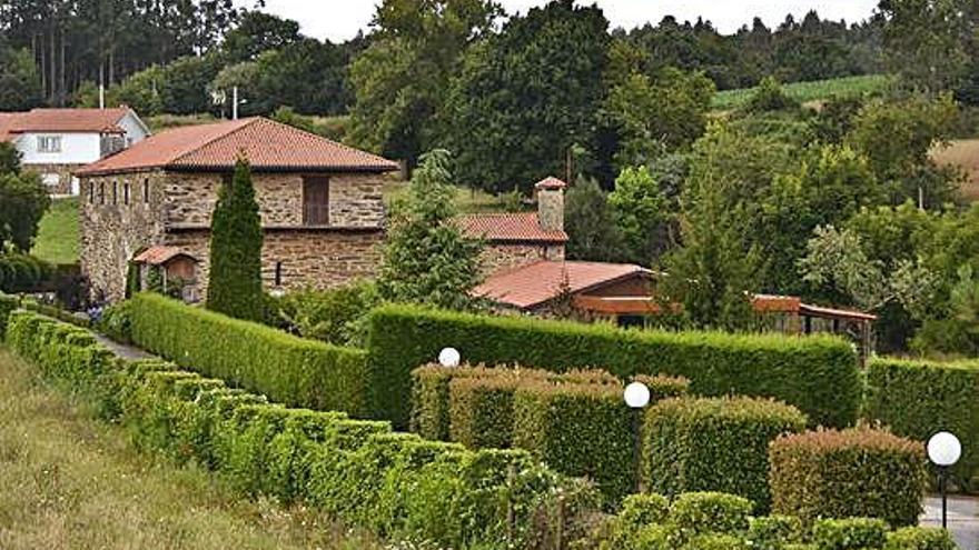 Pazo de Brexo, cuyo precinto ordenó el Concello de Cambre.