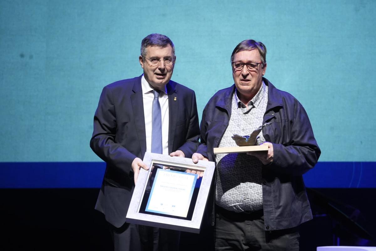 Miquel Noguer entrega el guardó a l’empresari Miquel Quera.