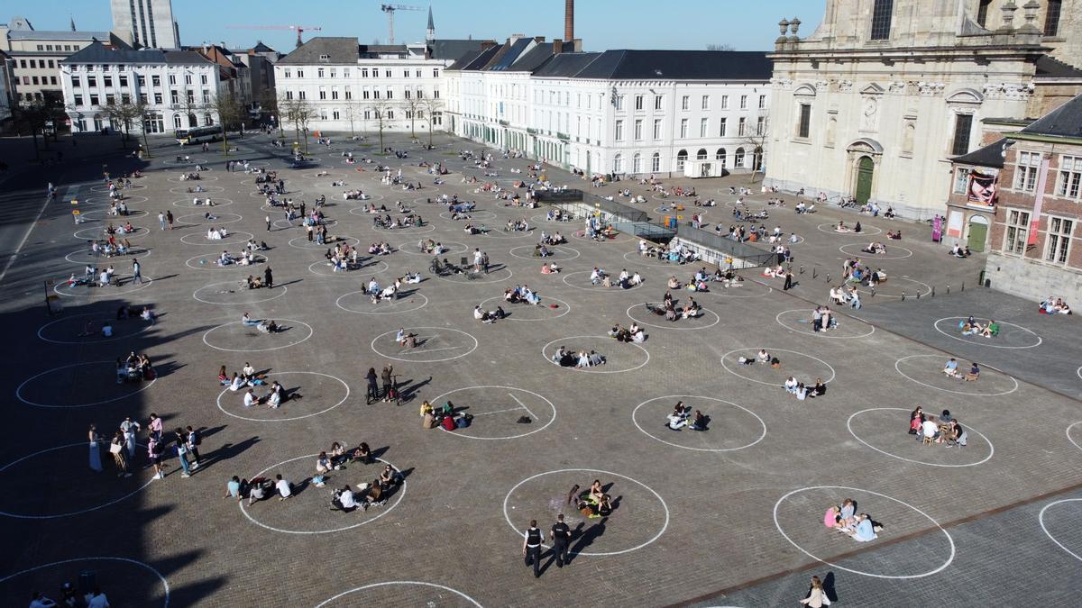 Personas respetando las medidas de seguridad y la distancia social en Gante, Bélgica.