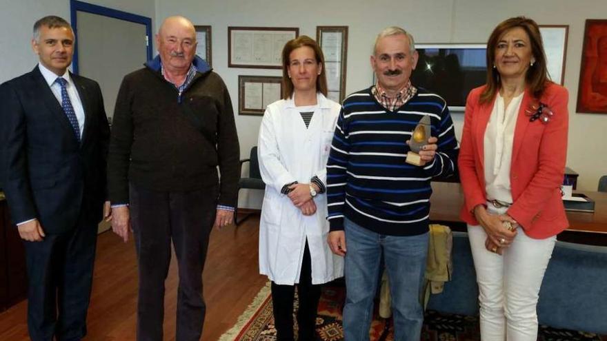 César García Balboa muestra el galardón otorgado por la Axencia Galega de Sangue.