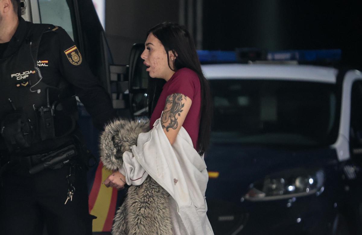 La Policía de Alicante traslada al juzgado a la mujer de Jonathan Alan.