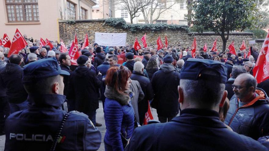 Manifestación de los jubilados frente a la sede de la Seguridad Social