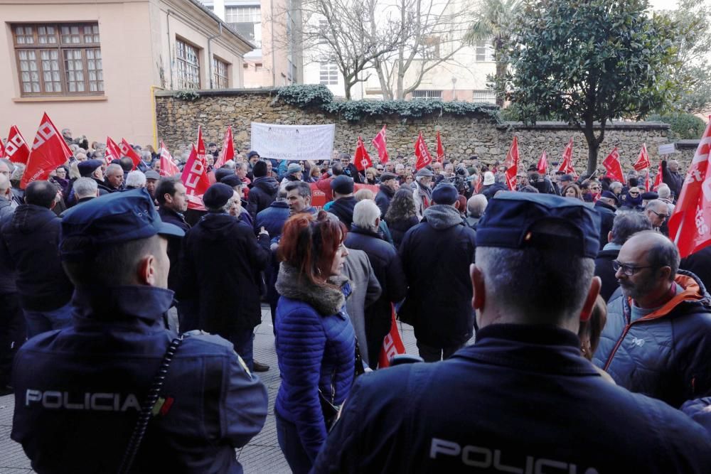 Manifestación de los jubilados frente a la sede de la Seguridad Social