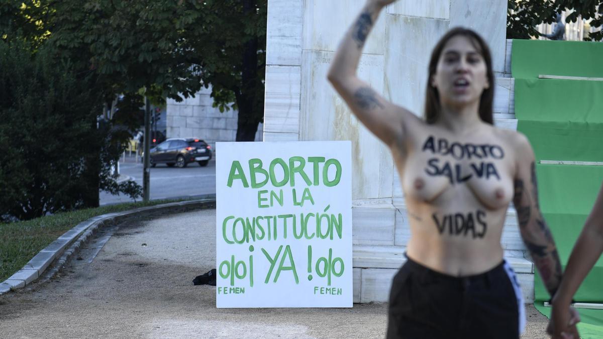 Acción de Femen por Día de Acción Global por la despenalización del aborto
