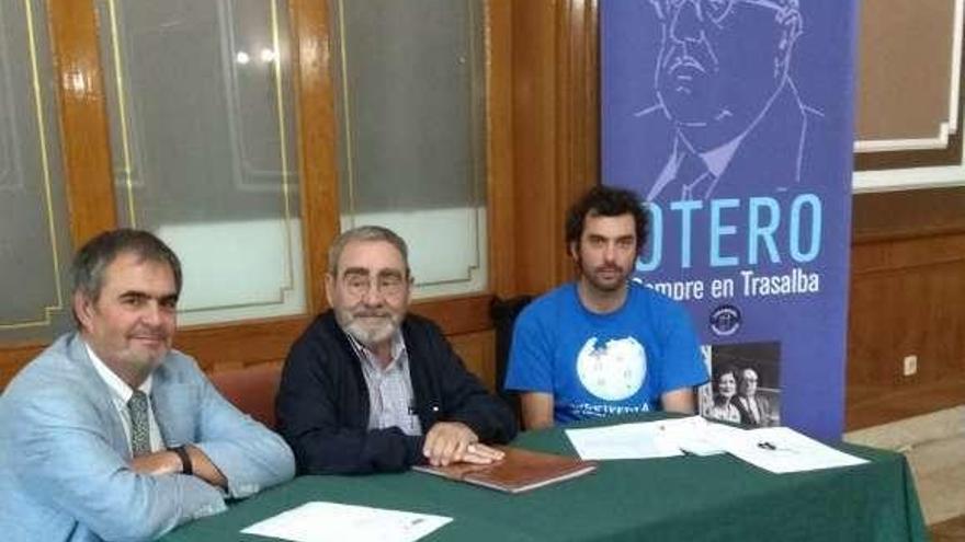 Miembros de la Fundación Otero Pedrayo en el Liceo. // FdV