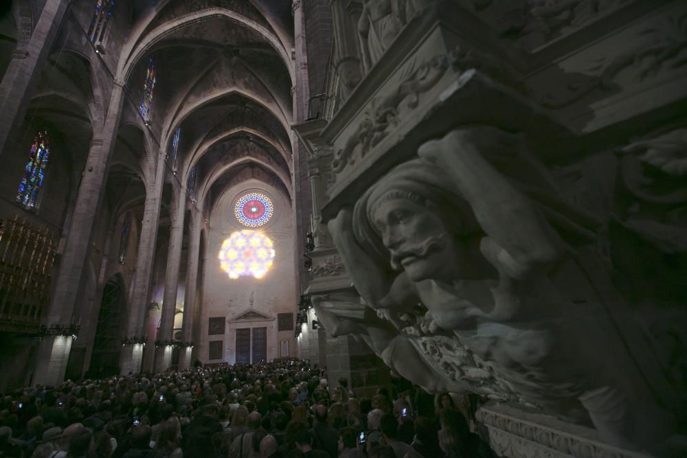 Die Sonne hat mitgespielt: Am Freitagmorgen (11.11.) zog die magische Acht in der Kathedrale von Palma Einheimische wie Mallorca-Urlauber in ihren Bann.