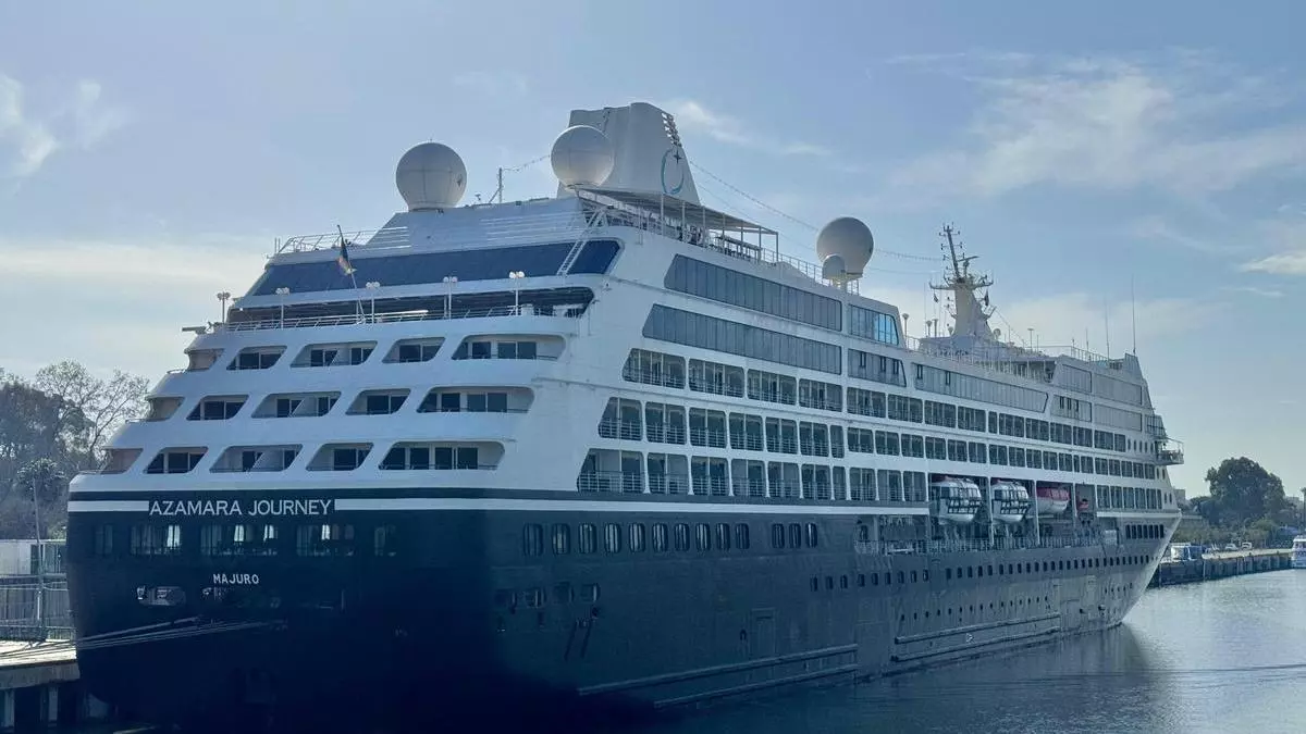 Arranca la temporada de cruceros en Sevilla con la llegada del Azamara Journey: "La entrada por el Guadalquivir es una experiencia única"