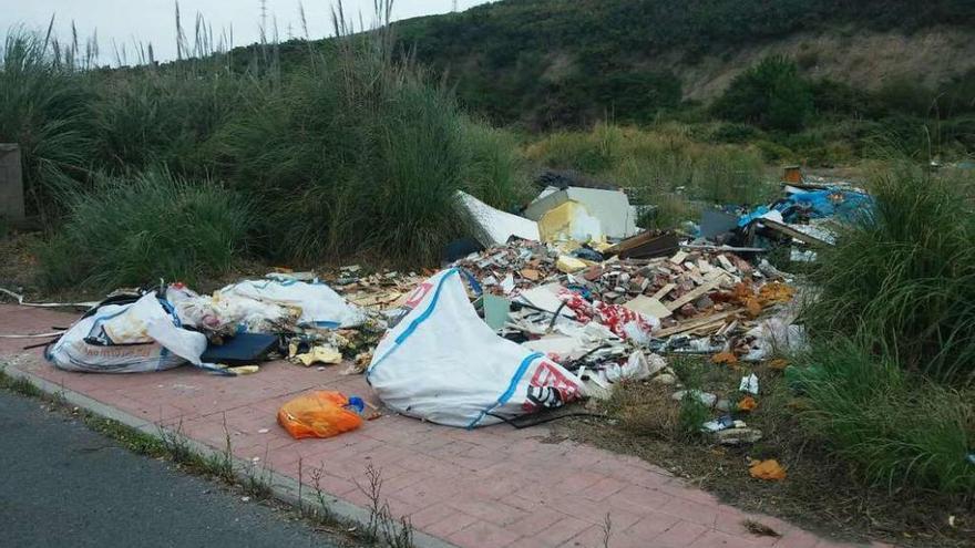 Residuos acumulados en el vertedero del polígono de Suevos.