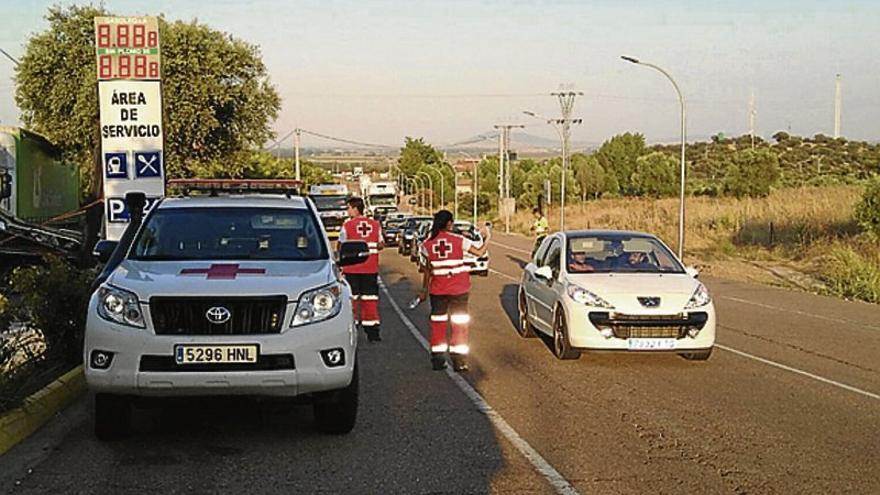 Un atasco en la A-5 por el vuelco de un camión afecta a 500 personas