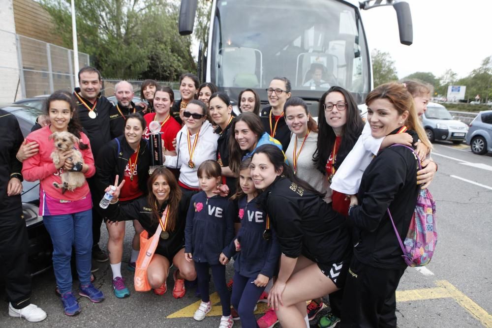 Llegada a Gijón de las jugadoras del Mavi