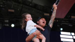  Anthony Kim celebra con su hija en brazos su victoria en Adelaida, sin duda, una de las historias del año en el mundo del golf