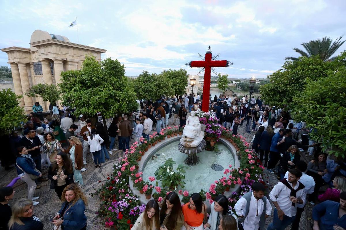 Cruz de Mayo instalada en el Triunfo de San Rafael, esta tarde-noche.