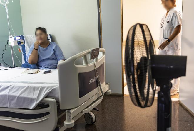 Ventiladores por el calor en la planta novena del Hospital de Alicante, donde hay pacientes recién operados, este jueves