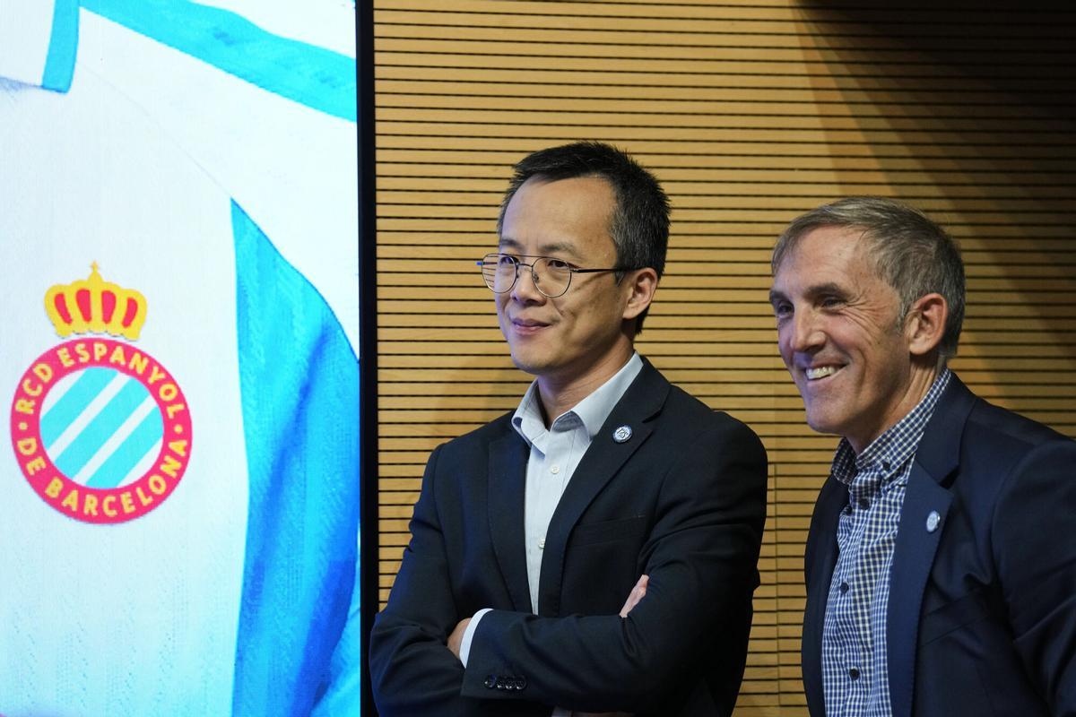 GRAFCAT1467. BARCELONA (ESPAÑA), 29/08/2025.- Los centrocampistas Urko González y Charles Pickel han sido presentados este viernes, en el RCDE Stadium, como nuevos futbolistas con el Espanyol, al que se podrán acoplar de inmediato, y ambos se han mostrado ilusionados por las buenas sensaciones del proyecto.En la imagen el consejero delegado Mao Ye (i) y el director deportivo Fran Garagarza (d) durante el acto de presentación.EFE/ Alejandro García