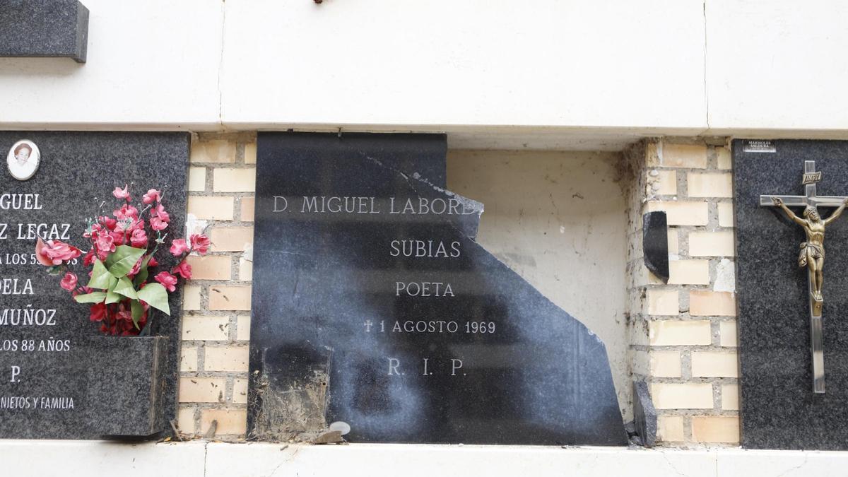 Imagen de la lápida de Miguel Labordeta