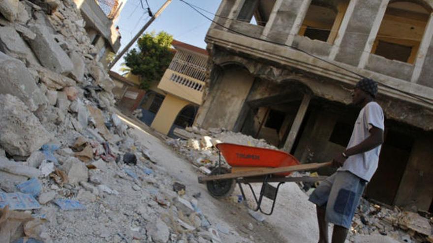 Muchas calles de Puerto Príncipe continúan obstaculizadas por los escombros que dejó el terremoto de 2009.