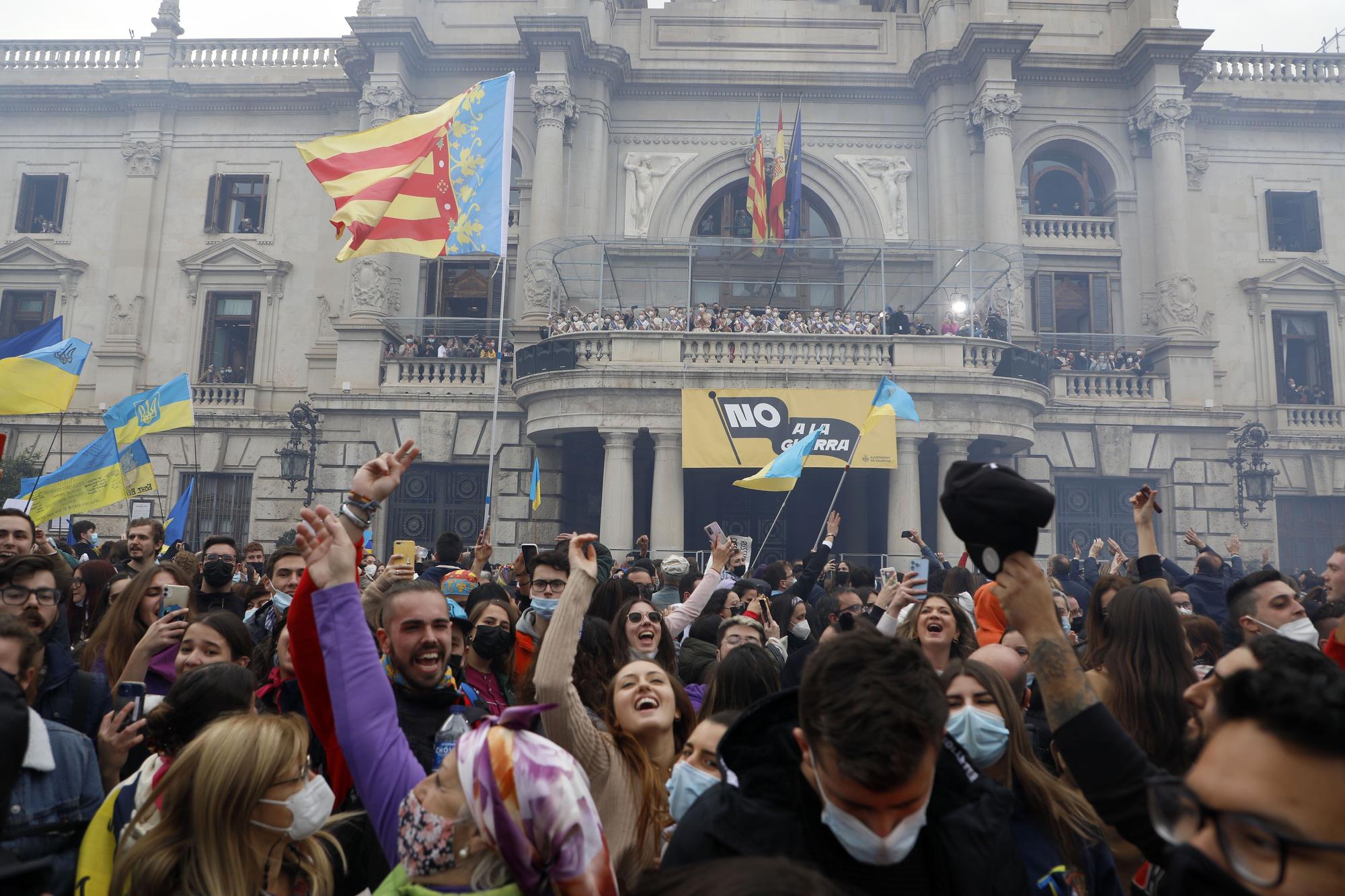 La mascletà con los colores de Ucrania, en imágenes