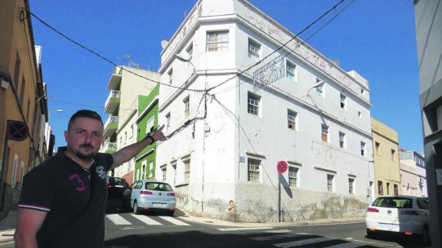 Juan Luis Marín señala el edificio de la calle El Drago, en 2016.