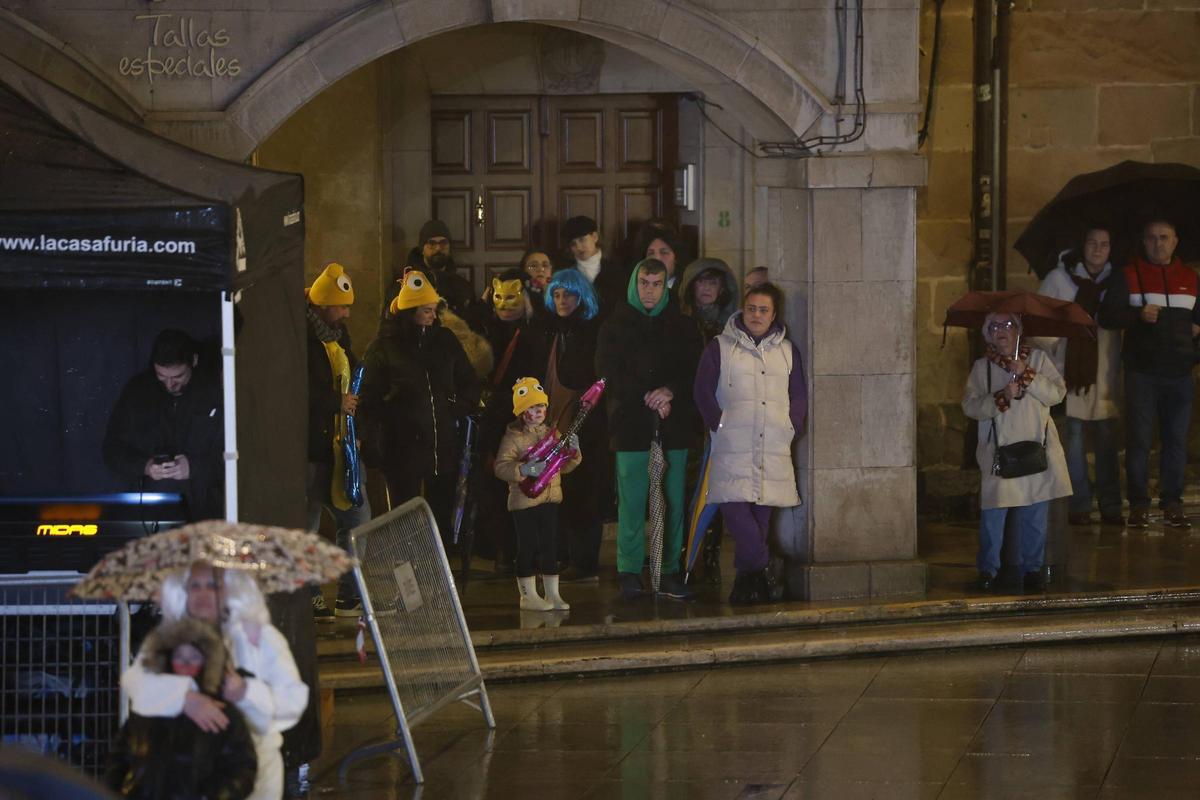 En imágenes: El concurso de murgas de Avilés bajo la lluvia En imágenes: El concurso de murgas de Avilés bajo la lluvia