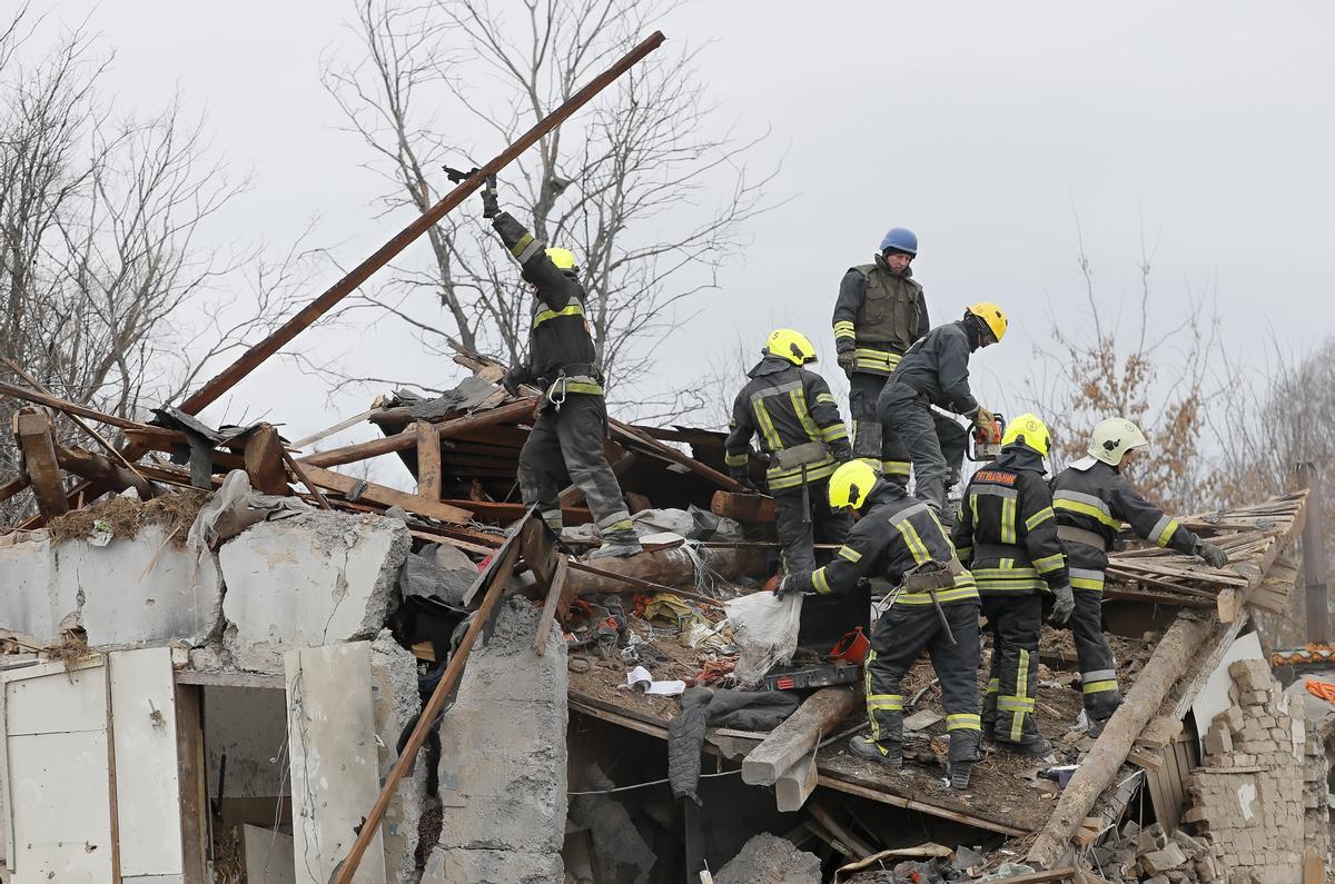Kyiv (Ukraine), 29/12/2022.- Emergency services at the scene of a destroyed residential building following a Russian missile strike in the outskirts of Kyiv, Ukraine, 29 December 2022. Russian missiles targeted major cities across Ukraine early 29 December, the head of the Kyiv City Military Administration, Serhiy Popko wrote on telegram that 16 missiles targeting the Ukrainian capital Kyiv have been destroyed, and that at least three people were injured. The city Mayor, Vitali Klitschko said that 40 percent of the capital’s consumers were without electricity after the attacks. (Atentado, Rusia, Ucrania) EFE/EPA/SERGEY DOLZHENKO