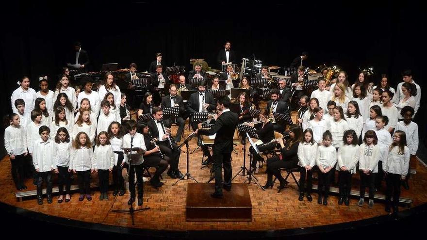 La Banda de Música de Pontevedra y las voces del coro Luis García Limeses, ayer en el concierto &quot;A grandeza dos nenos&quot;. // Rafa Vázquez