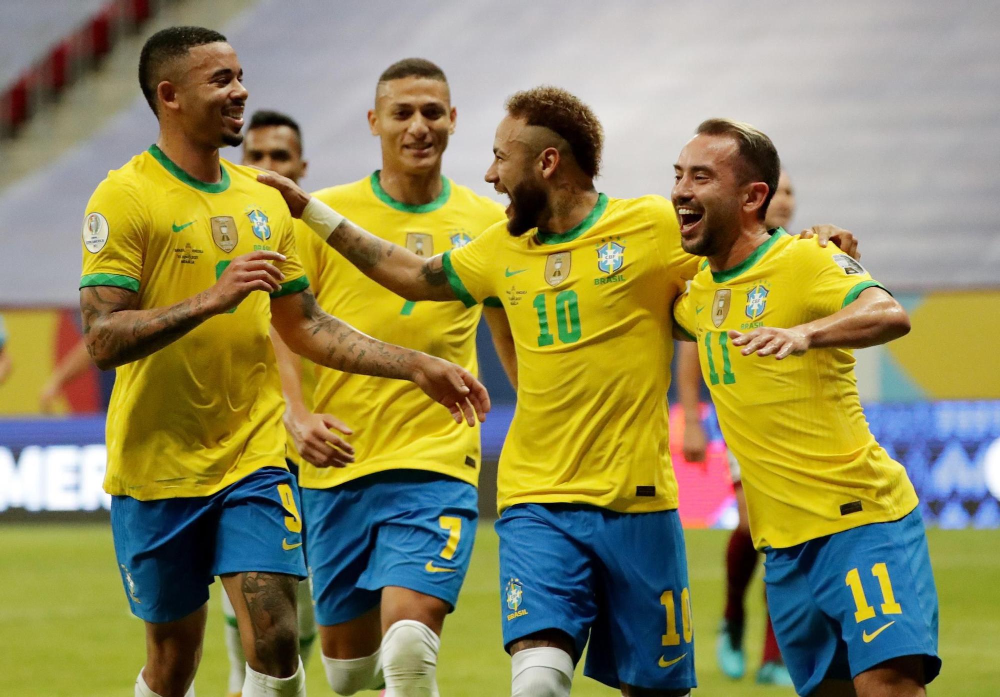 Neymar, felicitado por sus compañeros tras marcar el 2-0.