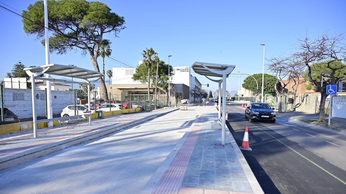 El TRAM llega hasta la playa, facilitando el acceso de la población.